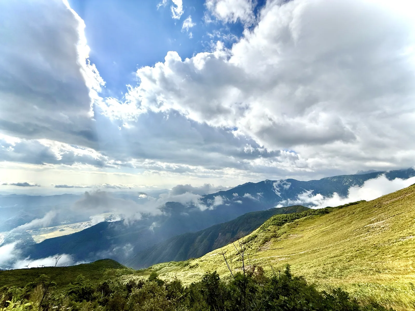 Hakuba sırtlarından vadiye bakış, bulutların arasından güneş
